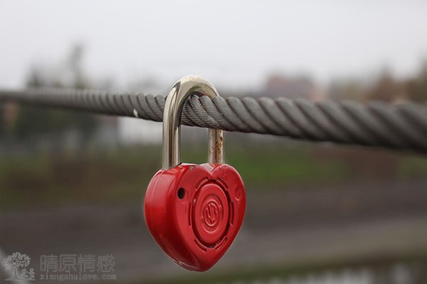 当婚姻出现问题时，可以学会打扮，增加自己的魅力和自信，重新振作起来。