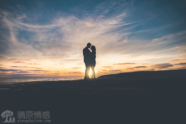 当伴侣间价值观不同而经常吵架时，如何寻求共识，维护稳定的感情？