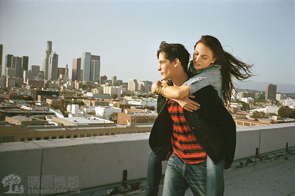 广东一高校干部车内出轨，被女方婆婆抓现行