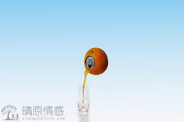 男人和女人亲热是很正常的事情