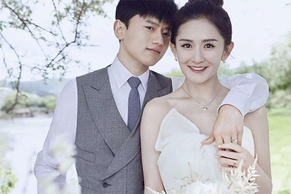 张杰与谢娜牵手迎来结婚12周年，幸福恩爱依旧