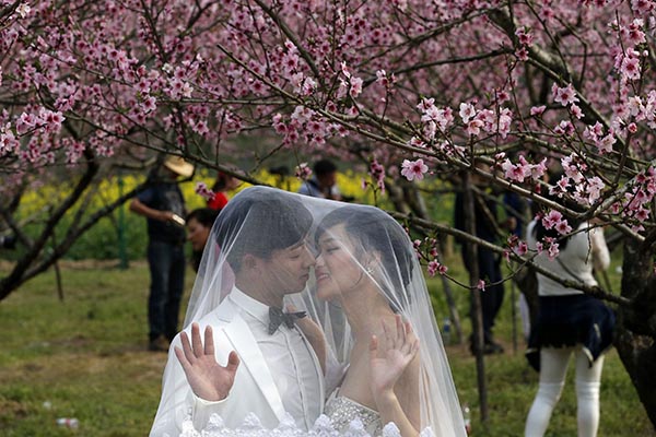 辽宁一女生穿婚纱当街向男友求婚，男友说我愿意但是现在不行